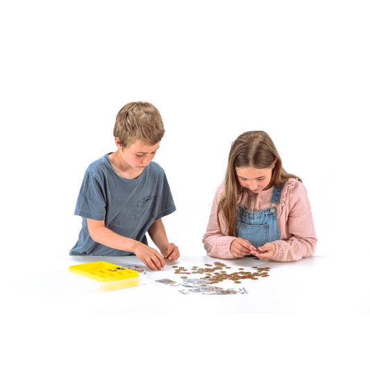 kinderen die spelen met speelgeld