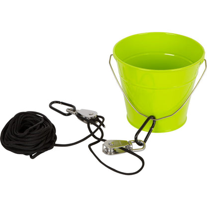 Groene emmer met katrol en touw voor avontuurlijk spel buiten of binnen. 