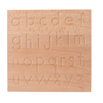 schrijfplank waarmee kinderen de letters van het alfabet leen schrijven. Een kant is bedrukt met hoofdletters en de andere kant met schrijfletters. 